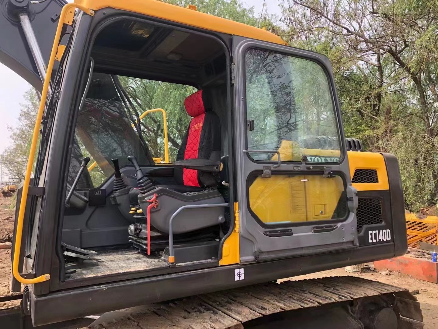 Used VOLVO EC140 excavator
