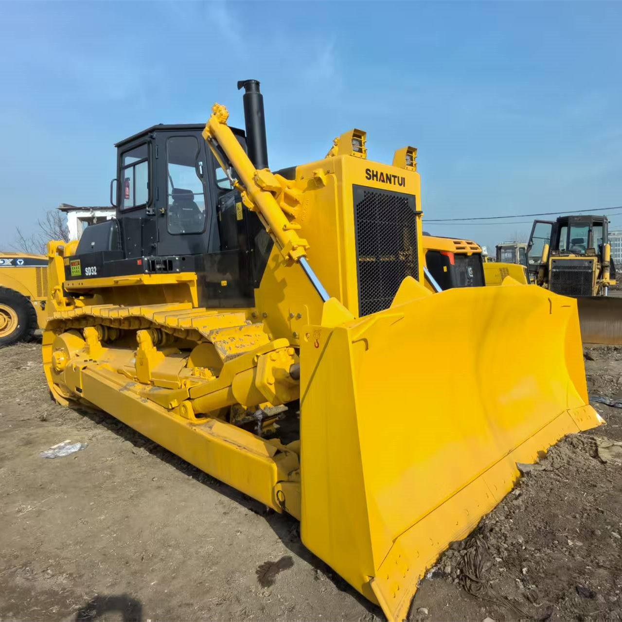 Used SHANTUI SD32 bulldozer