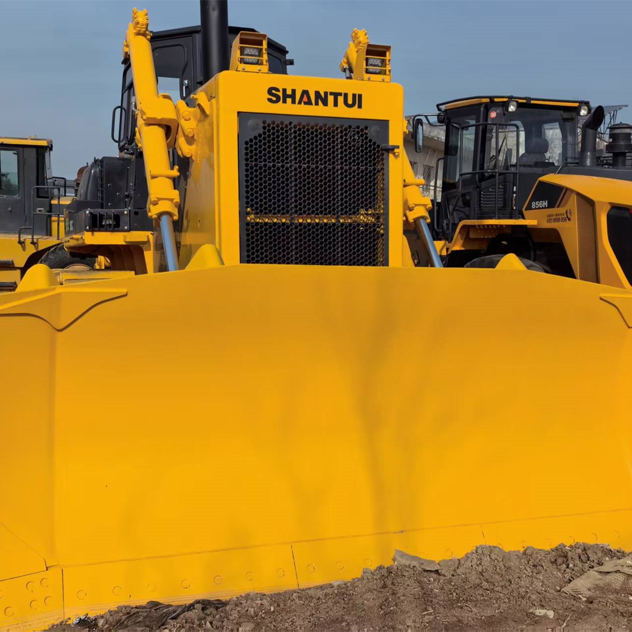 Used SHANTUI SD32 bulldozer
