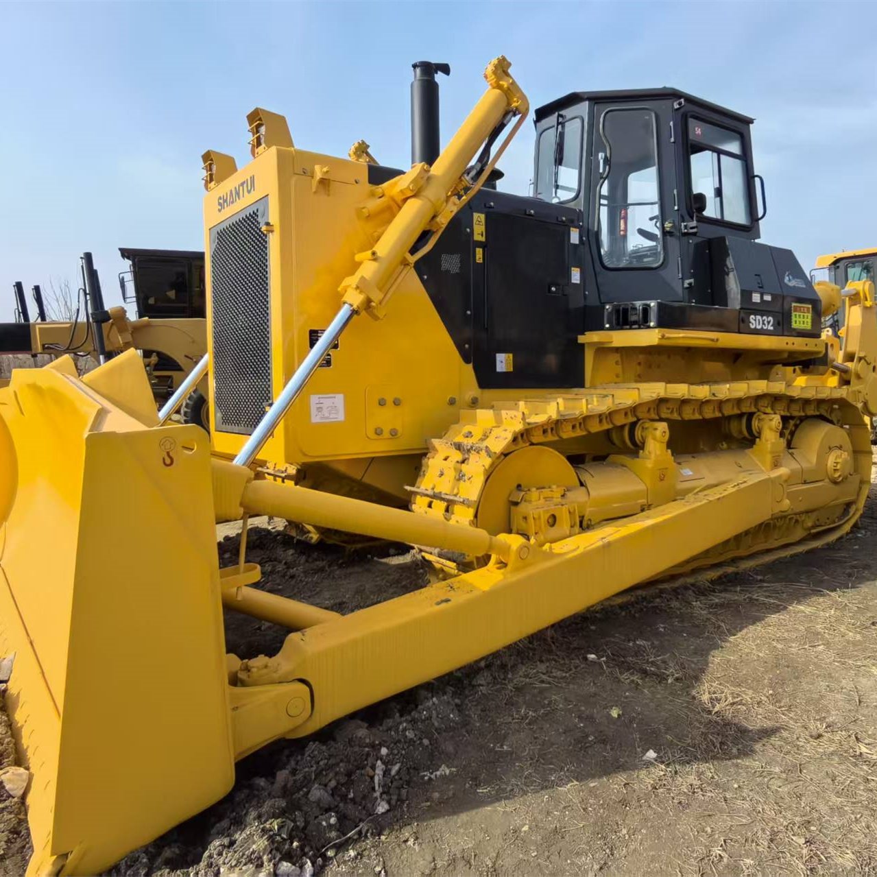 Used SHANTUI SD32 bulldozer