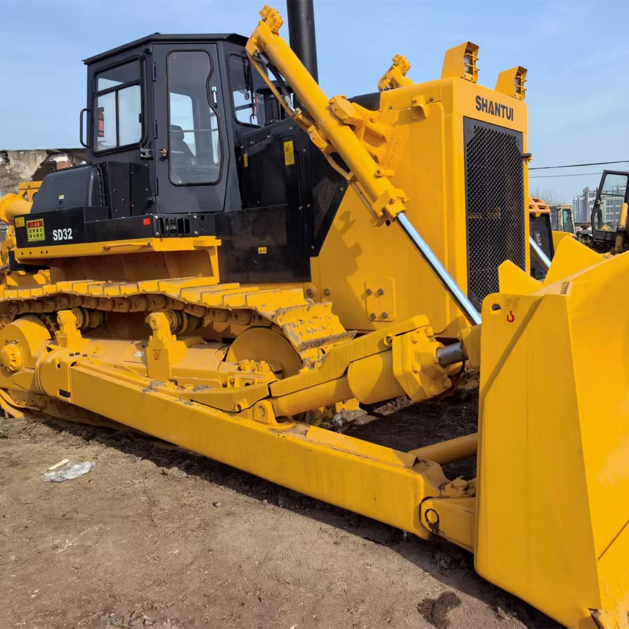Used SHANTUI SD32 bulldozer